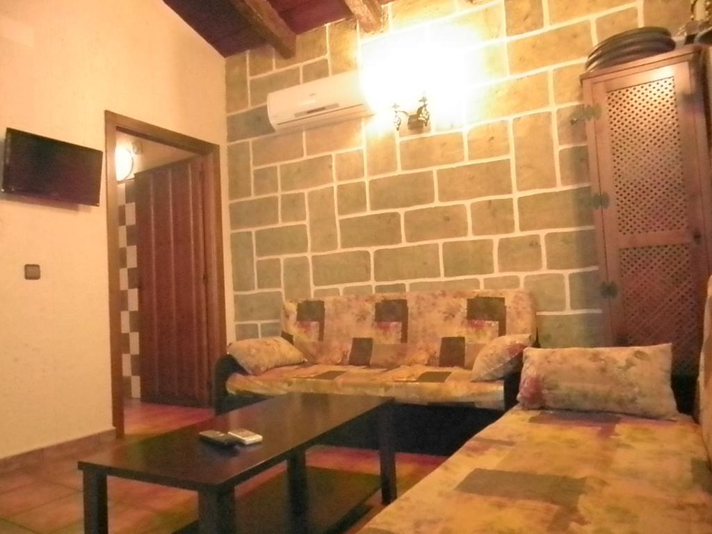 Gasthaus La Cueva Del Lince Zarza De Granadilla Exterior foto