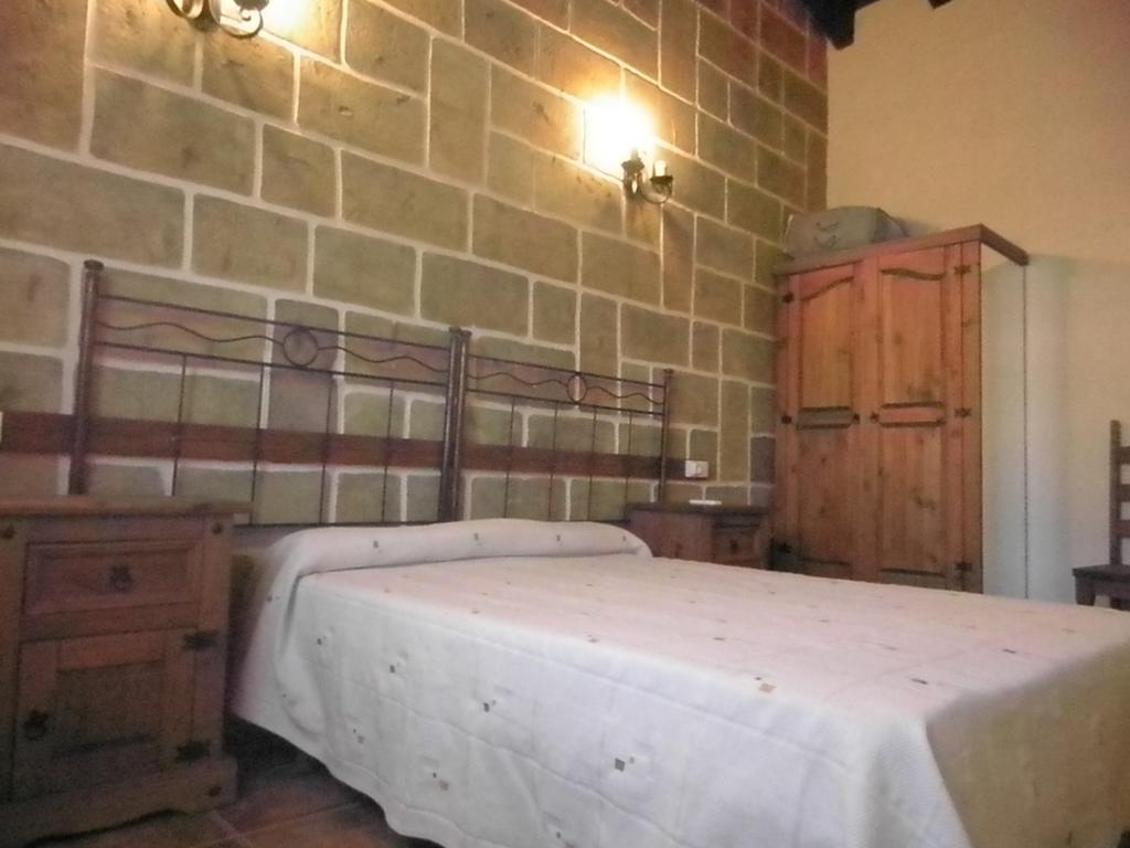 Gasthaus La Cueva Del Lince Zarza De Granadilla Exterior foto