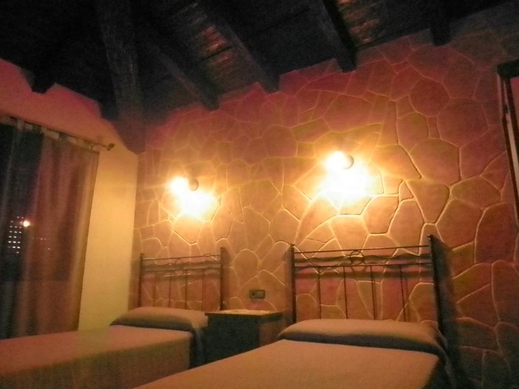 Gasthaus La Cueva Del Lince Zarza De Granadilla Exterior foto